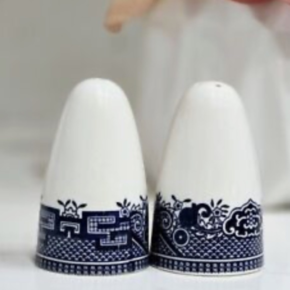 1950s Churchill "Willow" England Blue and White Salt and Pepper Shakers-a Pair - Picture 5 of 7